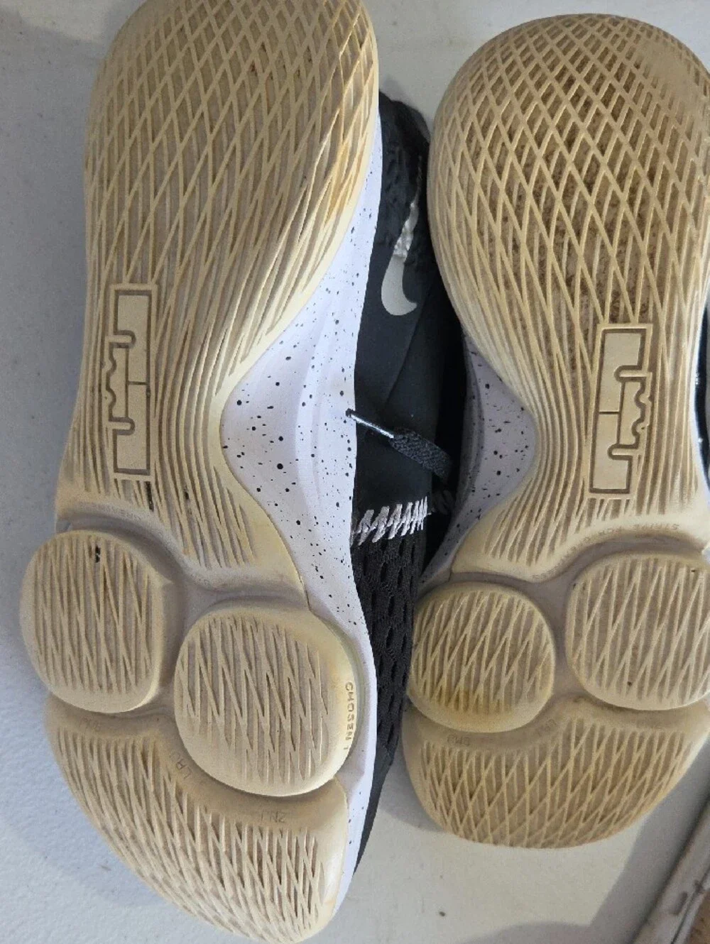 Nike Men's Black Athletic Training Shoes with White Speckled Midsole